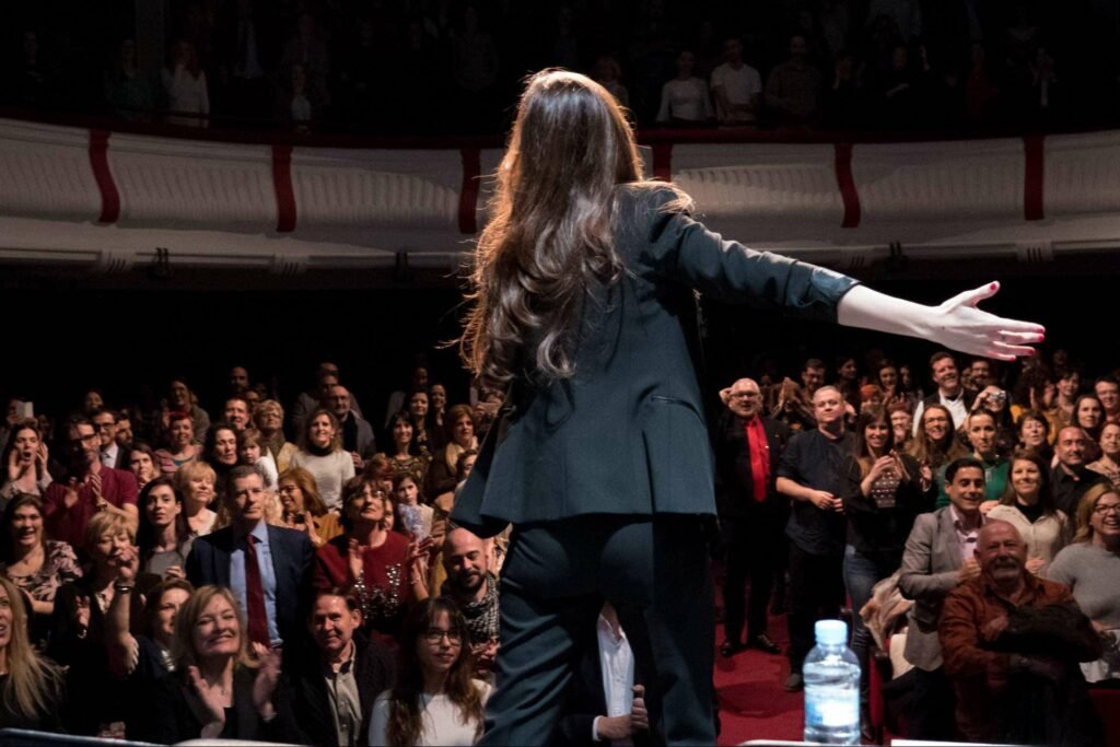 Evento del Método BRAVO de comunicación con Mónica Galán enseñando a hablar en público